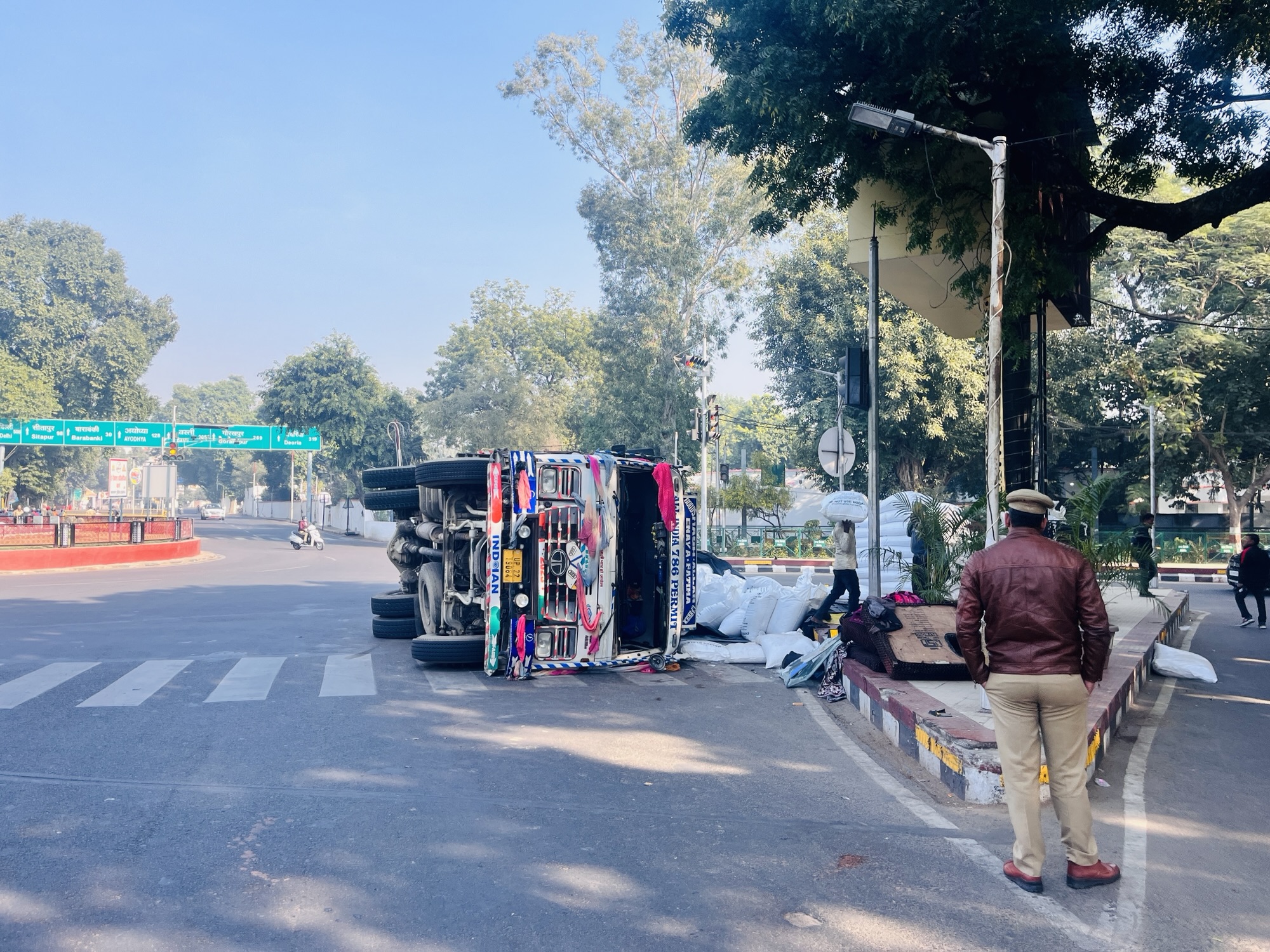 Lucknow Cantt Truck loaded with grains overturned, police present on the machine and prosecution in the investigation,