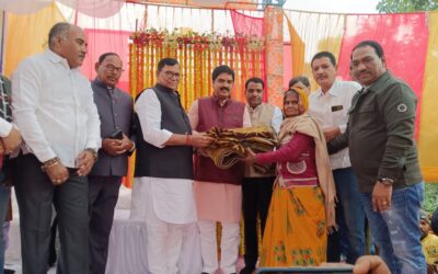 जगतगुरु नरेंद्राचार्य व कृपाशंकर सिंह की उपस्थिति में हजारों जरूरतमंदों को वितरित किए गए कंबल