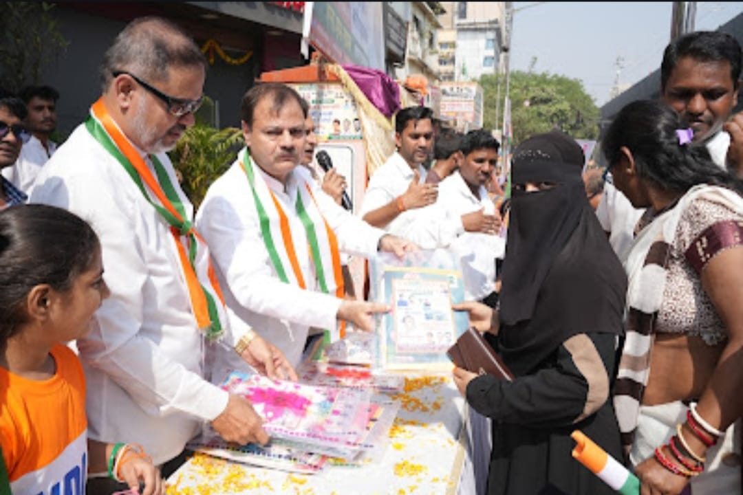 BJP vows to make 10 thousand members on Republic Day, distributes notebooks to 1000 children