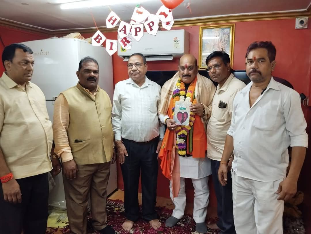 Sanjay Sharma's birthday was celebrated with pomp in Bhandup. navbharatdarpan