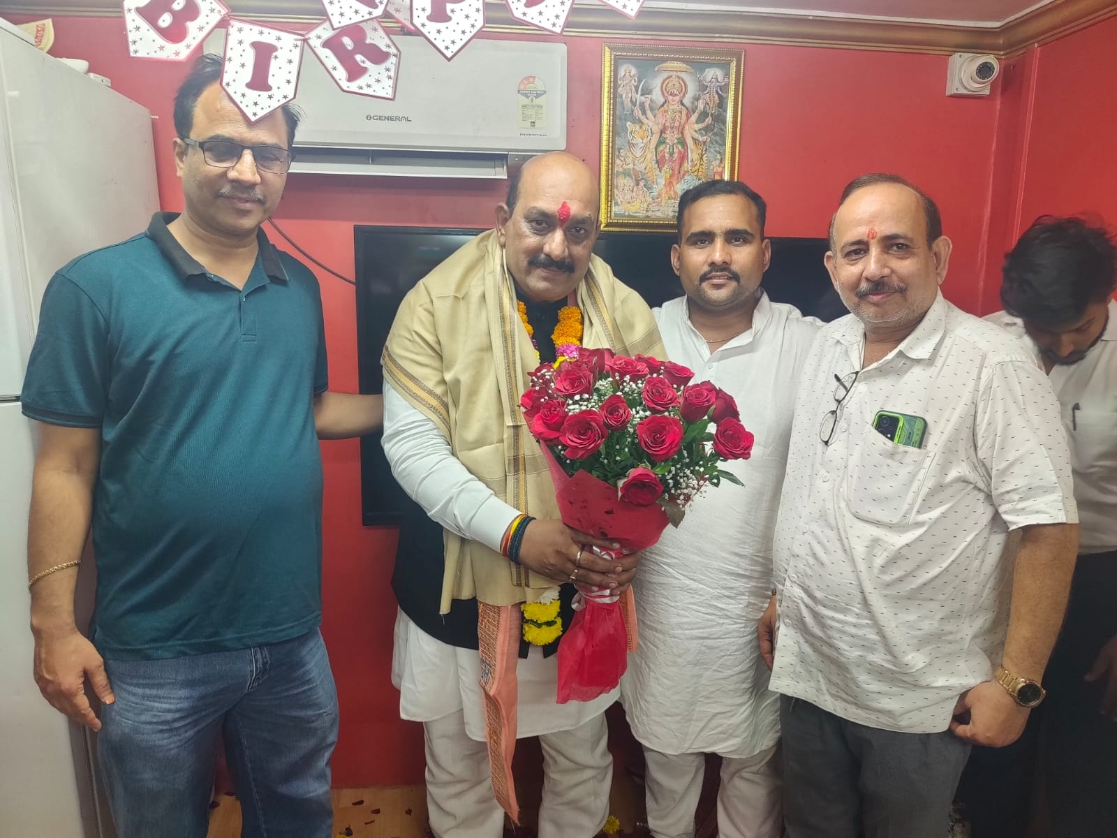 Sanjay Sharma's birthday was celebrated with pomp in Bhandup. navbharatdarpan