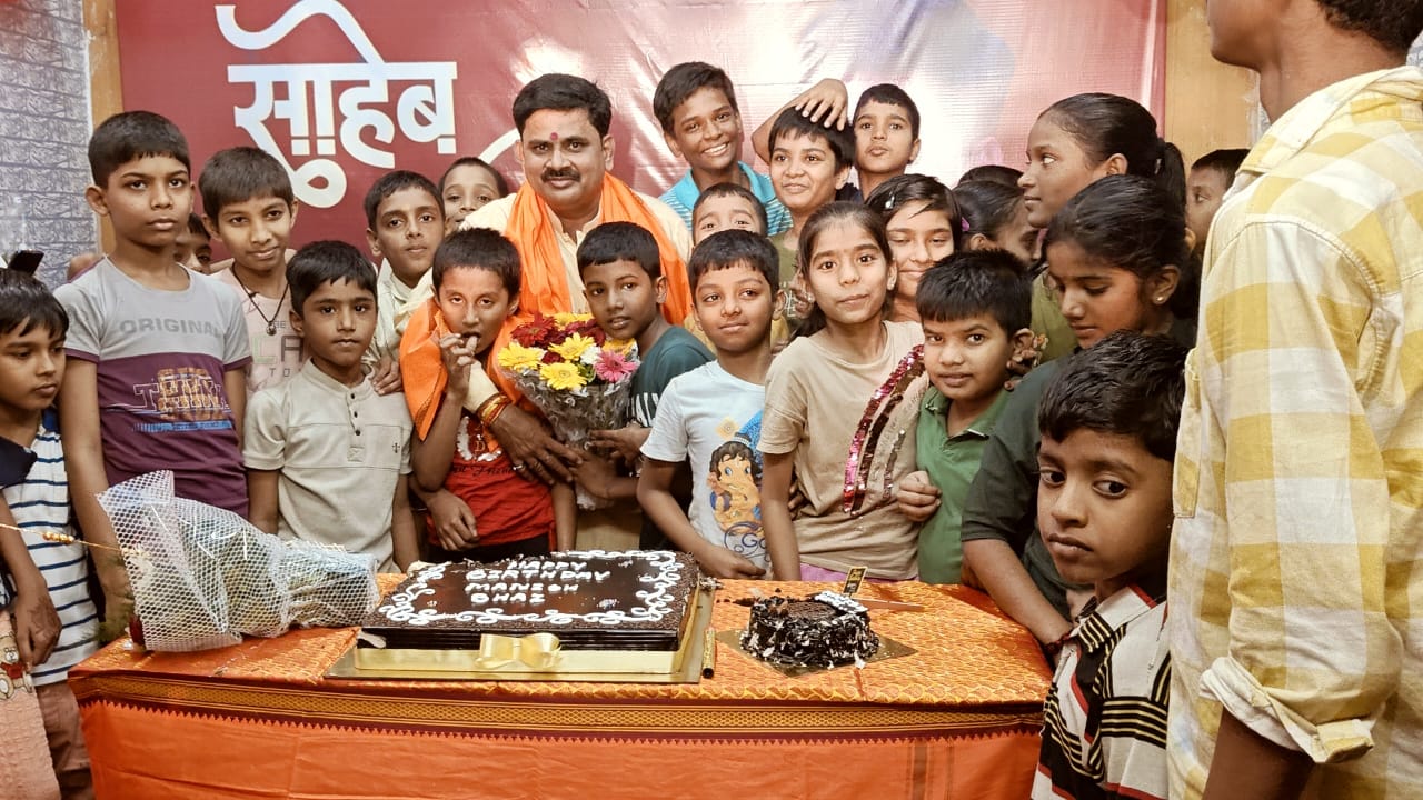 Manish Tiwari's birthday was celebrated