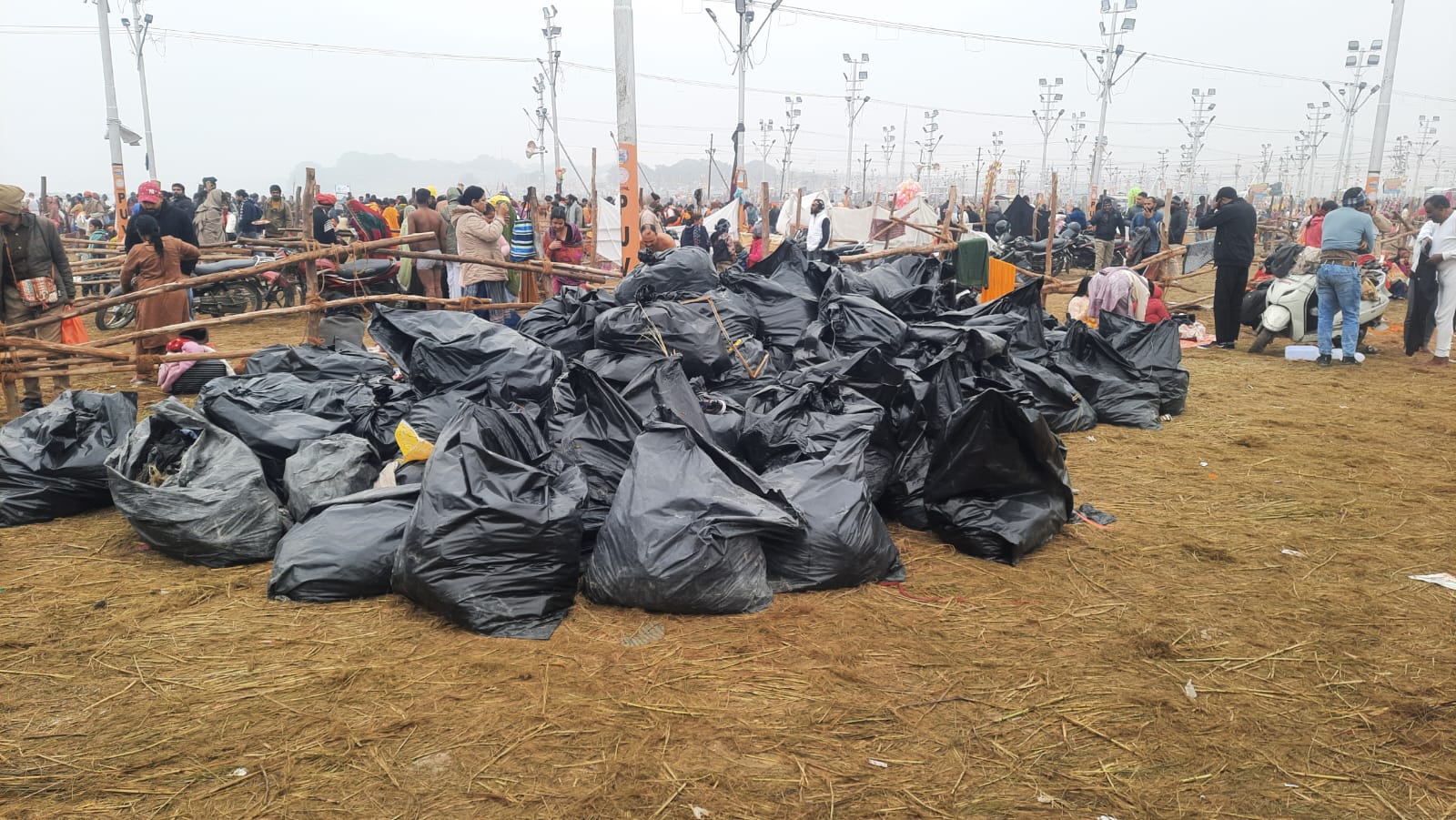 After bathing of 5 crore devotees in two days, cleanliness campaign continues on war footing. navbharat darpan