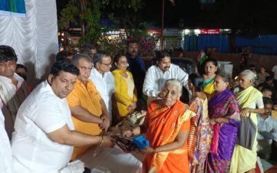 स्व. इंदिरा गांधी की स्मृति में मुलुंड में महिलाओं को मुफ्त साड़ी वितरण