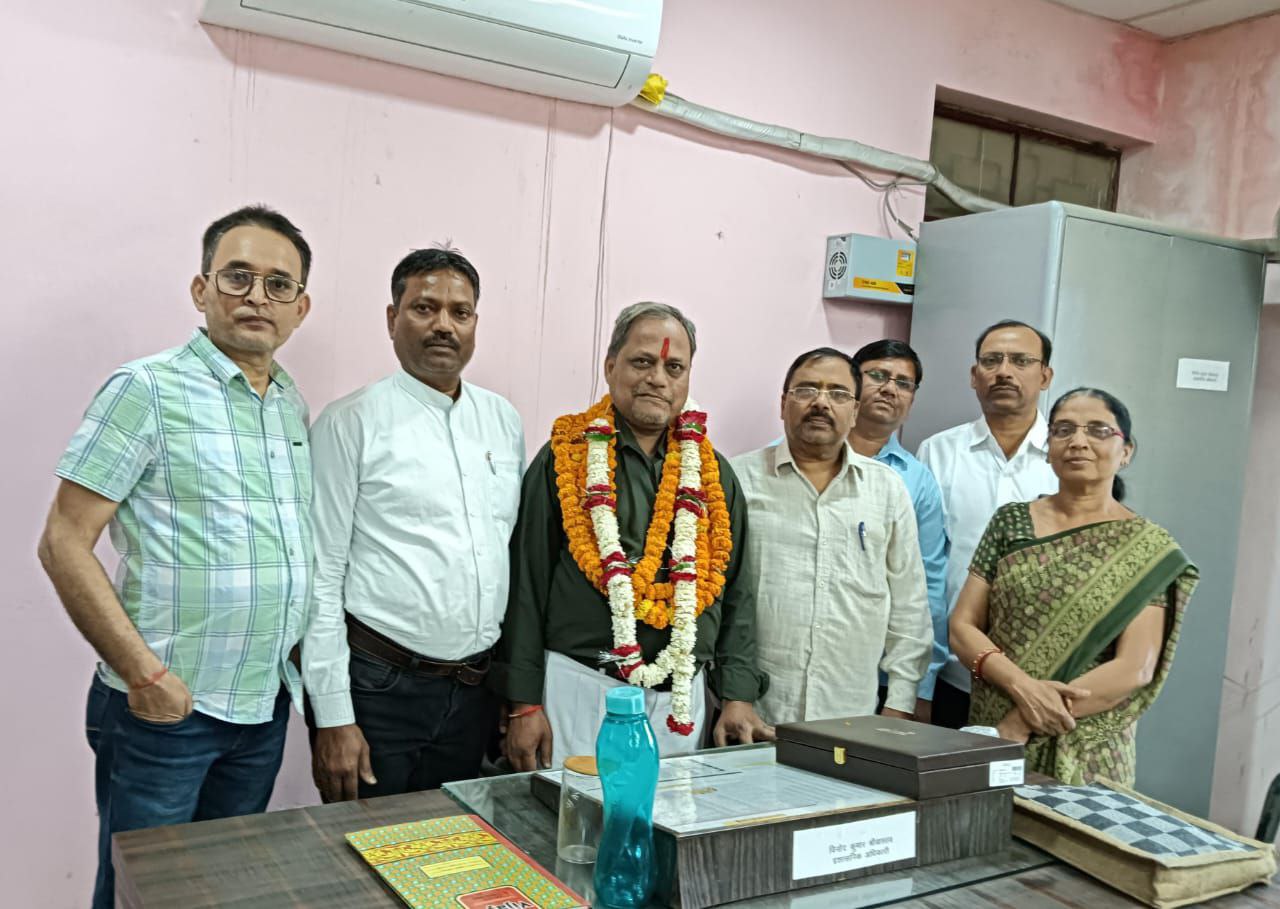 A heartfelt farewell was given to Jitendra Kumar Srivastava.