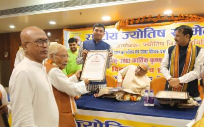 काशी में विद्वानों के बीच सम्मानित किए गए आचार्य पवन त्रिपाठी