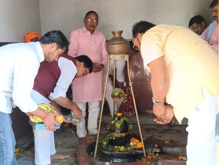 महाशिवरात्रि पर तलेश्वर महादेव मंदिर पहुंचे कृपाशंकर ने की पूजा अर्चना