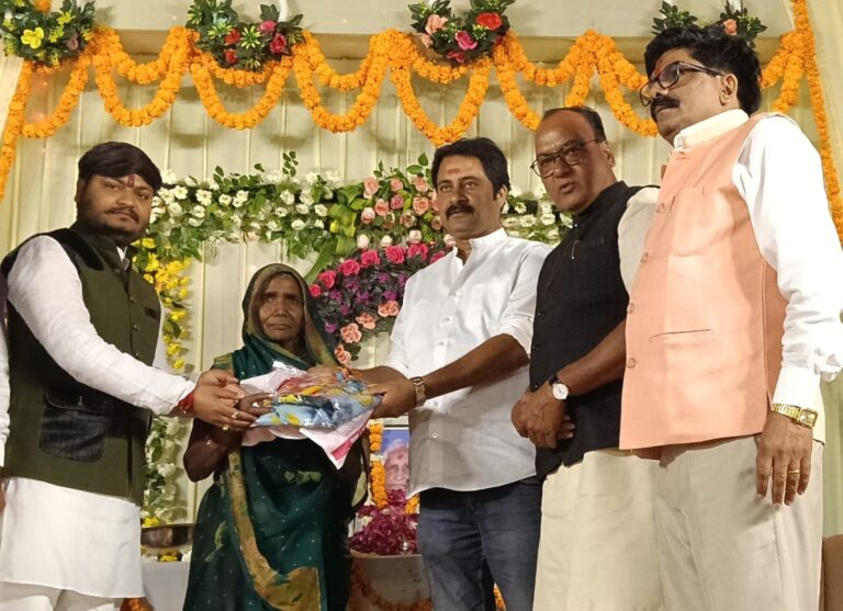 मां की पुण्यतिथि पर समाजसेवी विनोद सिंह ने जरूरतमंद महिलाओं को बांटी साड़ियां