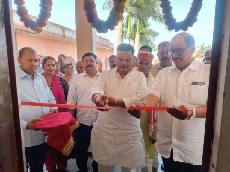 सल्तनत बहादुर पीजी कॉलेज में प्रबंधक श्याम सिंह ने किया स्मार्ट क्लास का उद्घाटन