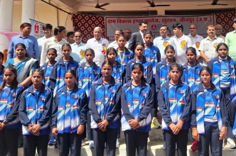 भारतीय रेल वित्त निगम के सौजन्य से 100 छात्राओं को खेल सामग्री किट वितरित
