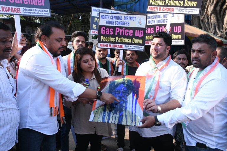 केंद्रीय मंत्री हरदीप पुरी के खिलाफ उत्तर मध्य मुंबई यूथ कांग्रेस का विरोध प्रदर्शन
