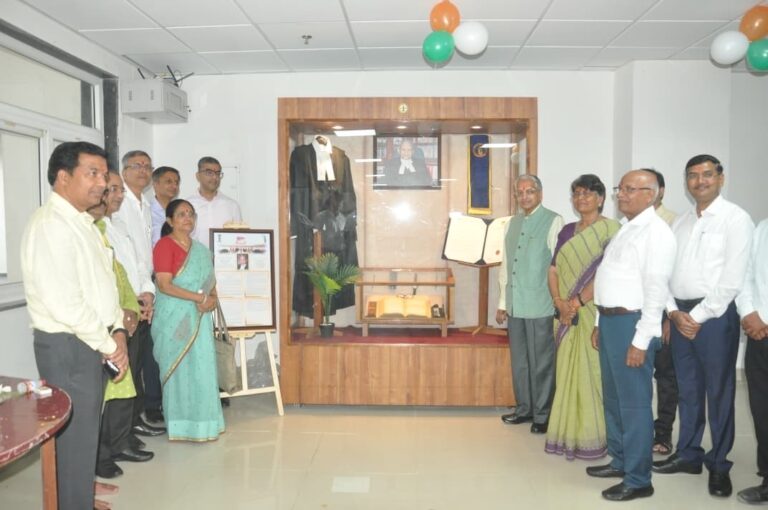 सुप्रीम कोर्ट के पूर्व न्यायाधीश आरके अग्रवाल ने किया विधि पुस्तकालय का लोकार्पण