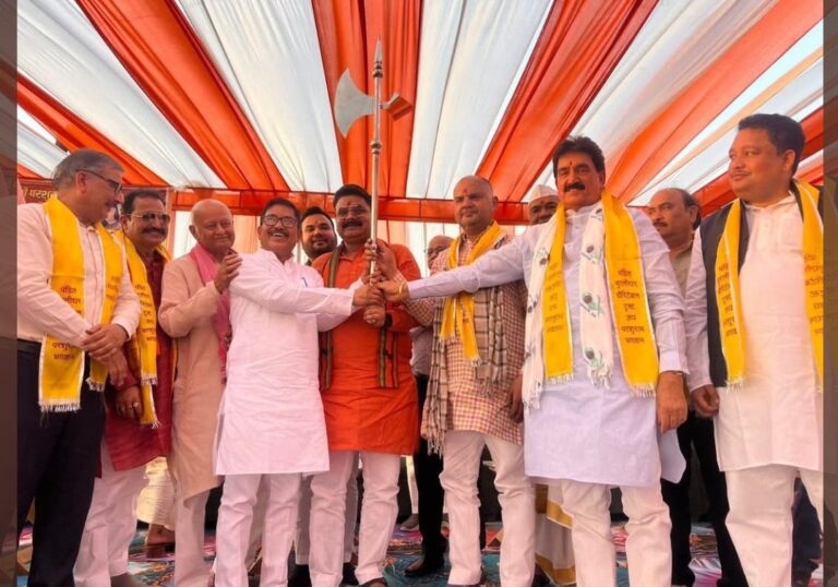 कुल्हनामऊ में भगवान परशुराम के जन्मोत्सव पर भव्य प्रतिमा का अनावरण