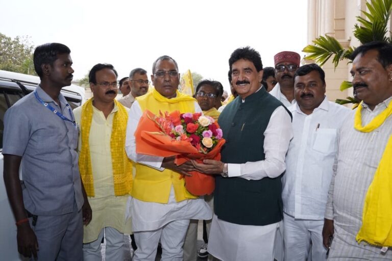 कैलाशपति पर पहुंचे कैबिनेट मंत्री ओमप्रकाश राजभर, ज्ञान प्रकाश सिंह ने किया सम्मान