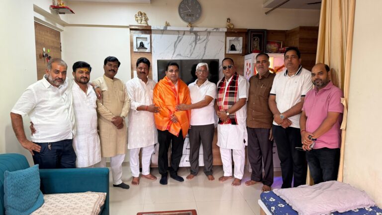 उत्तर भारतीय समाज ने किया एड. राजकुमार मिश्रा का सम्मान