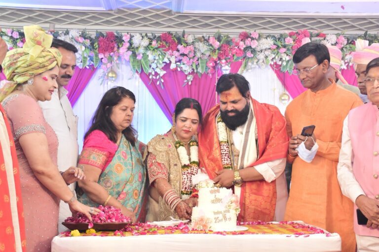 समाजसेवी अरविंद उपाध्याय के शादी की 25वीं सालगिरह समारोह में शामिल हुई जानी-मानी हस्तियां