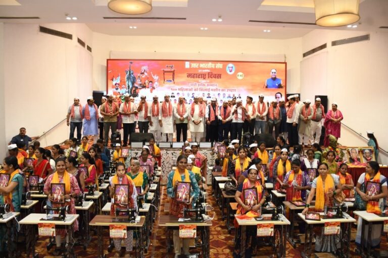 उत्तर भारतीय संघ में गूंजा, जय जय महाराष्ट्र माझा, 100 महिलाओं को दी गई सिलाई मशीन