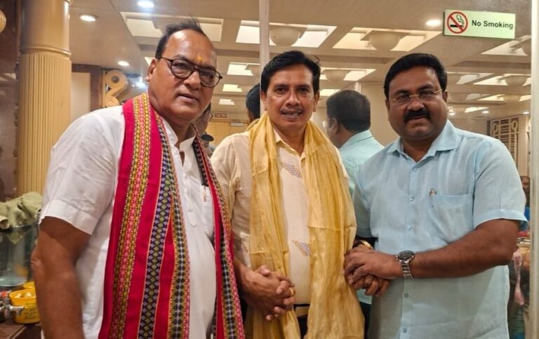 पूर्वांचल विकास परिवार ने किया युवा समाजसेवी मानिकचंद यादव का सम्मान