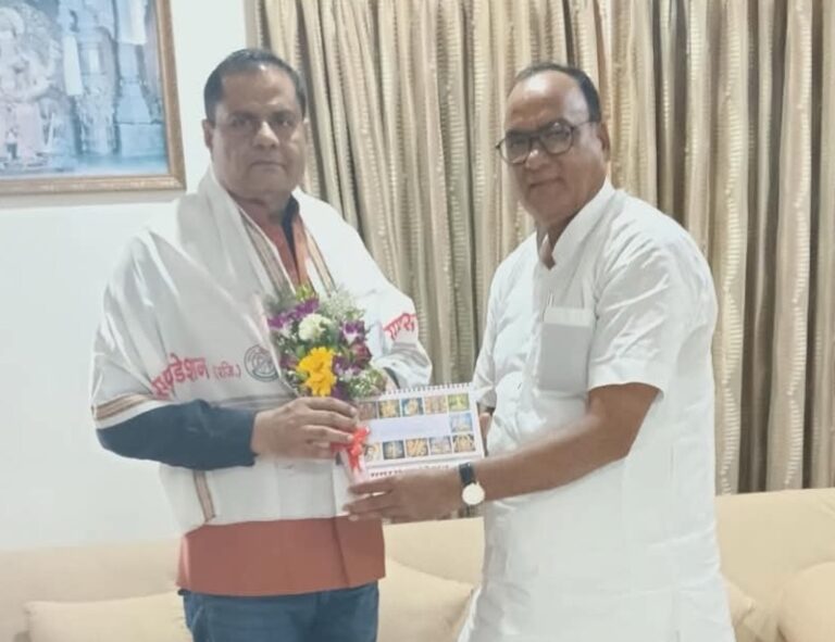 प्रतापगढ़ में शिक्षा की अलख जगानेवाले दिनेश त्रिपाठी का समरस फाउंडेशन ने किया सम्मान