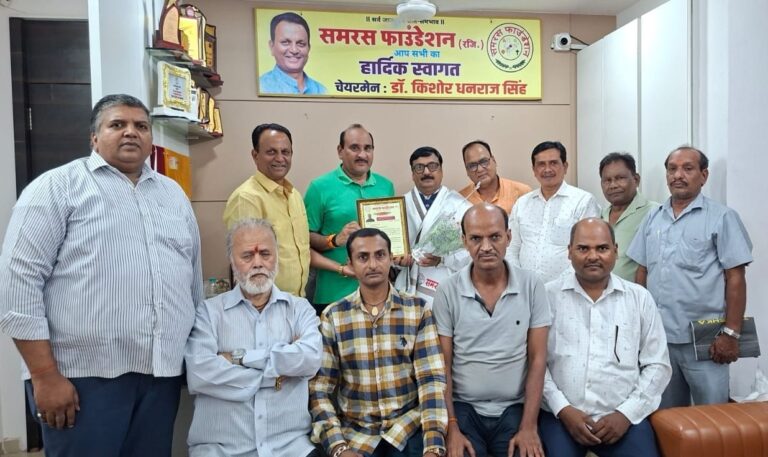 समरस फाउंडेशन कार्यालय में कृष्णकुमार यादव का सेवानिवृत्ति सम्मान
