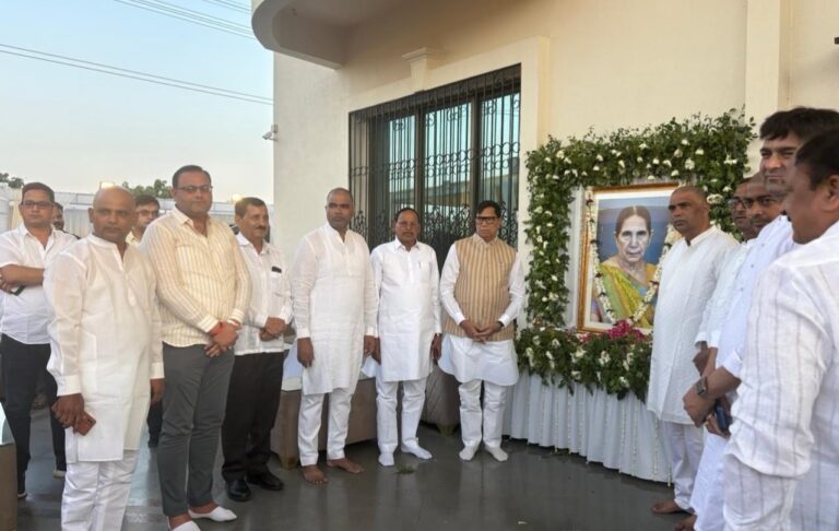 भवन निर्माता राजेश व सुरेश सिंह की मां की तेरहवीं में शामिल हुए 4000 से अधिक लोग