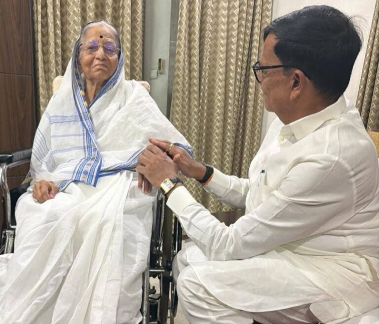 पूर्व राष्ट्रपति प्रतिभाताई पाटील का हाल-चाल जानने पुणे पहुंचे कृपाशंकर सिंह