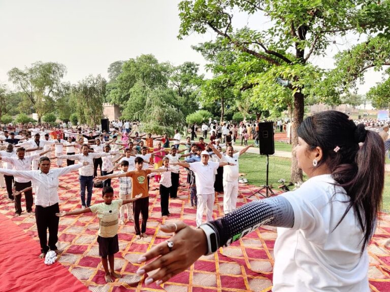 शाही किले में योगिनी क्षमा सिंह ने कराया योगाभ्यास, हजारों लोग हुए शामिल
