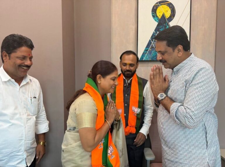 शिवसेना को बड़ा झटका, पार्टी छोड़कर भाजपा में शामिल हुई एड. अरुणा पांडे