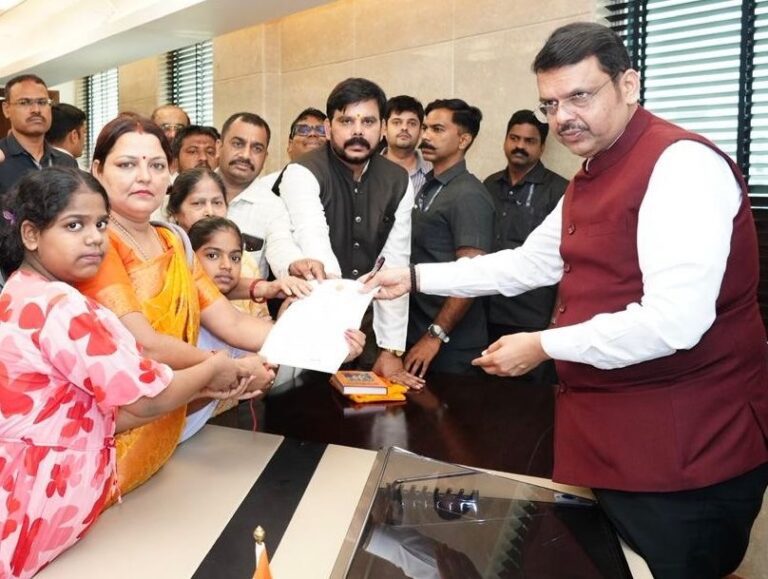 पालघर संत हत्याकांड के दोषियों को कब मिलेगी सजा ? पीड़ित परिवारों ने मुख्यमंत्री को सौंपा ज्ञापन