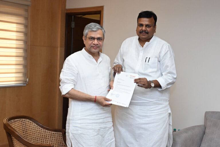 बोरीवली स्टेशन के पुनर्निर्माण को लेकर रेलमंत्री अश्विनी वैष्णव से मिले संजय उपाध्याय