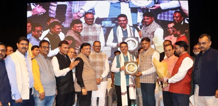 मुंबई हिंदी पत्रकार संघ के कार्यक्रम में बोले मुख्यमंत्री, स्वतंत्रता की लड़ाई में हिंदी का बड़ा योगदान