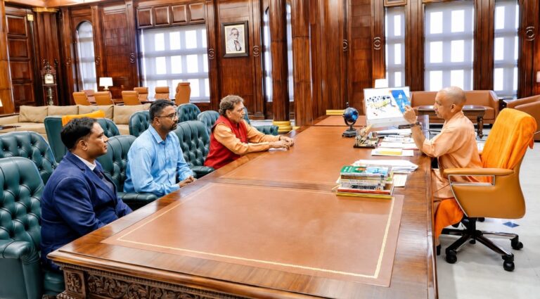 योगी आदित्यनाथ से मिले मुकेश कुमार मासूम, मुख्यमंत्री ने किया उनकी पुस्तक की पांडुलिपि का अवलोकन