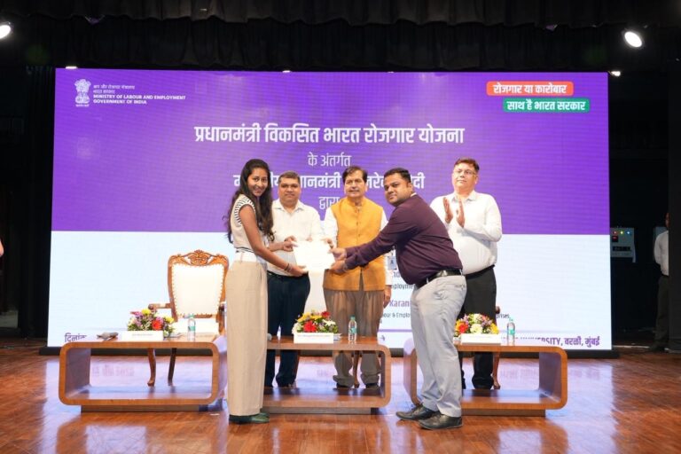प्रधानमंत्री के हाथों PM-VBRY के अंतर्गत 2,400 करोड़ रुपए का वितरण