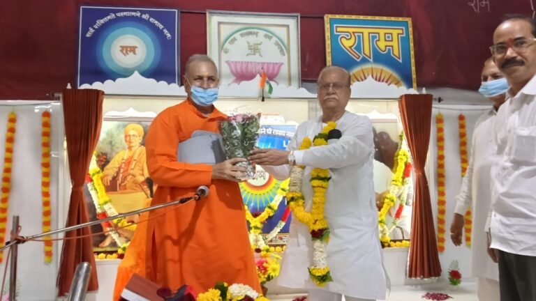 गुरु पूर्णिमा के अवसर पर लल्लन तिवारी ने लिया स्वामी जी का आशीर्वाद