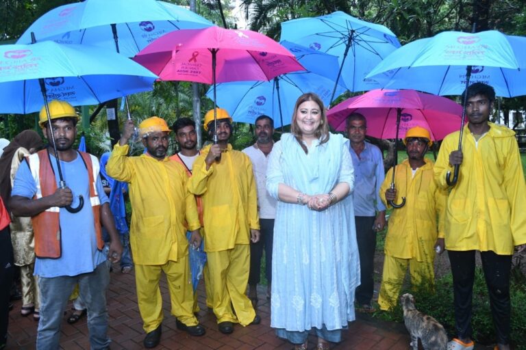 मूसलाधार बारिश के बीच मेघाश्रेय फाउंडेशन ने श्रमिकों को बांटी छतरी