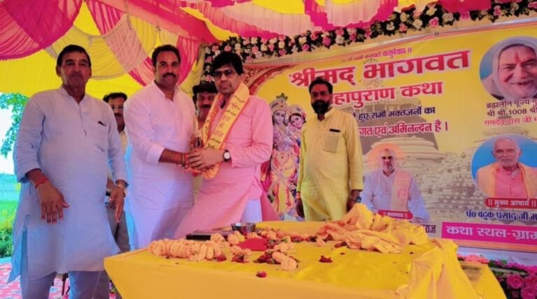 श्रीमद् भागवत कथा के उपलक्ष में आयोजित कवि सम्मेलन में बही भक्ति की बयार