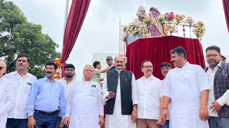 राहुल नॉलेज सिटी, महुअर कला में स्व.रामअधार तिवारी की मूर्ति का अनावरण