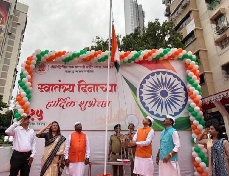 श्री सिद्धिविनायक मंदिर परिसर में आचार्य पवन त्रिपाठी ने किया ध्वजारोहण