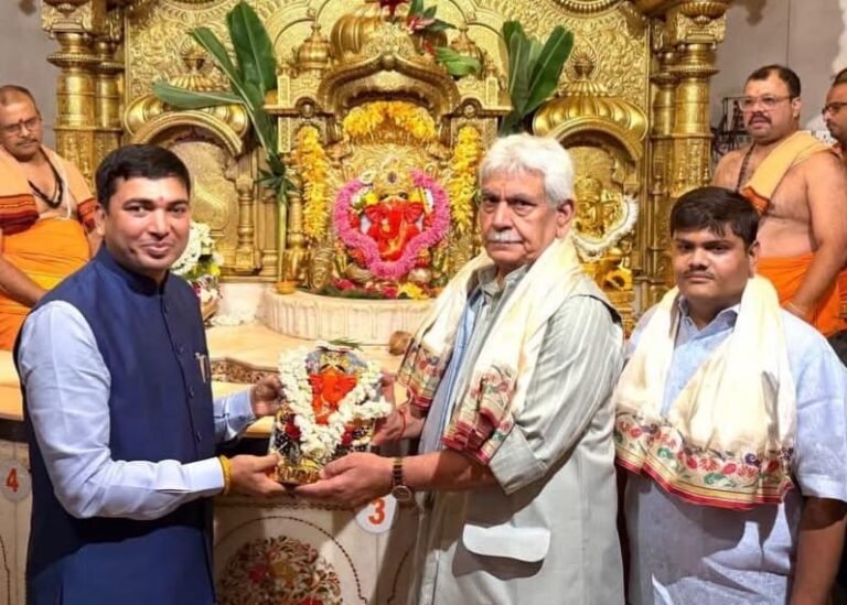 सिद्धिविनायक मंदिर पहुंचे राज्यपाल मनोज सिन्हा का आचार्य पवन त्रिपाठी ने किया सम्मान