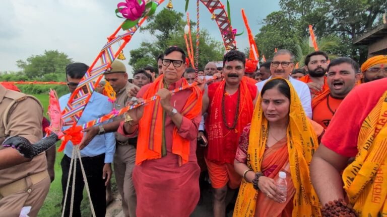 बोलबम के जयकारे से गूंजा चौरेश्वर महादेव का मंदिर, शिव कांवड़ यात्रा में शामिल हुए कृपाशंकर