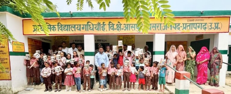 गधियाँवा में विद्यार्थियों को वितरित की गईं निःशुल्क नोटबुक, जन्मदिन पर शिक्षा सेवा के संकल्प में हुआ आयोजन