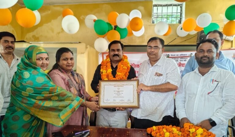 राज्य शिक्षक पुरस्कार मिलने पर सत्येंद्र सिंह का अधिकारियों और शिक्षकों ने किया सम्मान