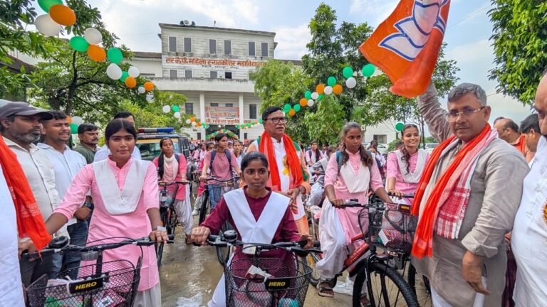 प्रधानमंत्री के जन्मदिन के उपलक्ष में कृपाशंकर सिंह द्वारा 176 जरूरतमंद छात्राओं को साइकिल वितरित