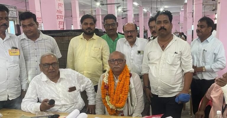 वरिष्ठ अधिवक्ताओं ने दी नवनिर्वाचित अध्यक्ष अवधेश सिंह को बधाई