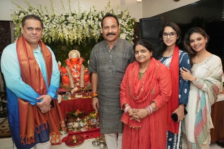 आरडी सिंह के यहां स्थापित गणपति बप्पा का दर्शन करने पहुंचे मुंबई भाजपा अध्यक्ष अमित साटम