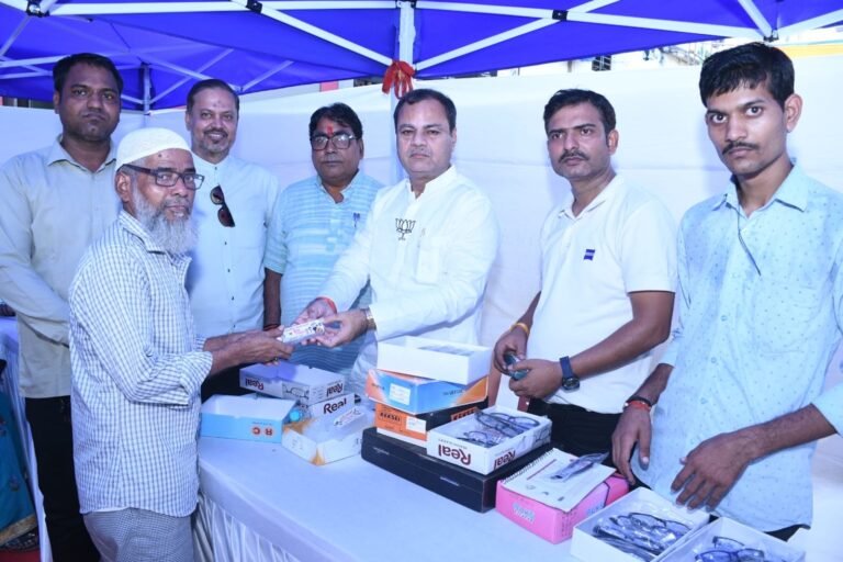 प्रधानमंत्री के जन्मदिन के उपलक्ष में एसएम खान द्वारा मुफ्त चिकित्सा शिविर का आयोजन