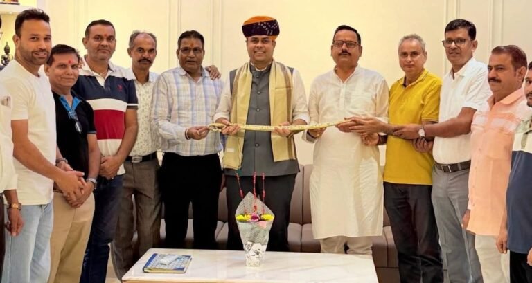 राजपुरोहित समाज एवं छत्तीस कौम की तरफ से एड.रवि व्यास का सम्मान