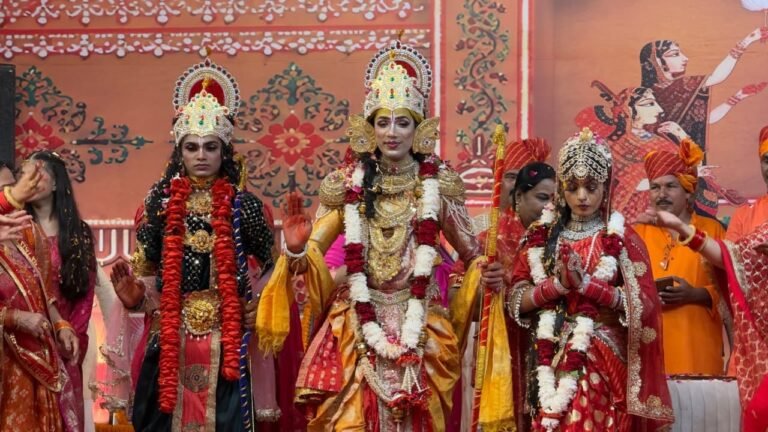 जौनपुर में श्रीराम कथा का चौथा दिन, बड़ों के प्रणाम से आयु और कीर्ति की वृद्धि : शांतनु जी महाराज