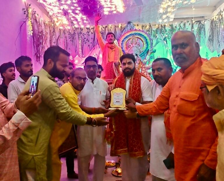रामकथा फेम आनंद पांडेय ने गधियाँवा सहित अन्य दुर्गा पंडालों में किए माँ दुर्गा के दर्शन, युवाओं को दिया एकता,सहयोग सनातन को मजबूत करने का संदेश