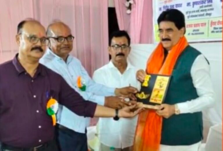 जौनपुर प्रेस क्लब द्वारा राष्ट्रीय कवि सम्मेलन एवं सम्मान समारोह संपन्न